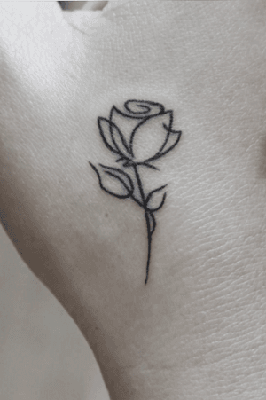 Little freehand rose #19ntattooing #Tattooartist #duvalsfinesttattoos #Florida #Duval #Ink #wet #9046064434 #tats4thalow $40/hr $175 tapout #art #traditional #mystyle