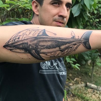 🐓🦈 Tiburón 🦈 🐓 . . . . . . . #lagallinatattoo2019 #lagallinatattoo #tattoo #tattoos #tatuajes #tatuaje #dotworktattoo #dotwork #lineworktattoo #linework #fineworktattoo #finework #geometrictattoos #geometric #geometry #buenosaires #buenosairestattoo #tattrx #tattrxartist #blackwork #shark #sharktattoo #blackworktattoo #🐓