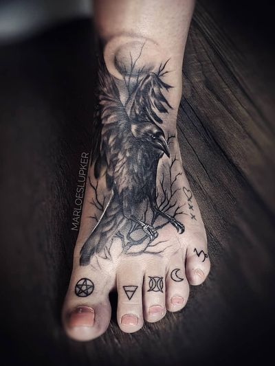 Crow on the Footsie #crowtattoo #raventattoo #foottattoo #blackandgrey #animaltattoo #realism #realistic #witchy #witchtattoo #symbolism #pentagram #earth #goddess #moon #capricorn #crow 