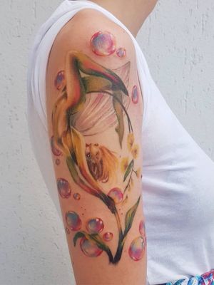 Fairy tattoo by Catsettembre #Catsettembre #fairytattoo #fairytattoos #fairy #wings #magic #folklore #fairytale #watercolor #bubbles #painterly #flower #floral #color