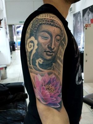 Buddha ! 😑👌...#flower #buddha #buda #sidartha #loto #tats #tattoo #tatuaje #tatau #tatuadores #tattoolife #color #realismo #realismtattoo #halfsleeve 