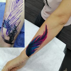 🇱🇧For appointments : 71548042#coverup #coveruptattoo #feather #feathertattoo #coloredtattoo 