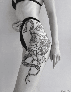 #dotwork #graphictattoo #snake #roses #flower #girl #tattooartist #tattooart #bigtattoos 