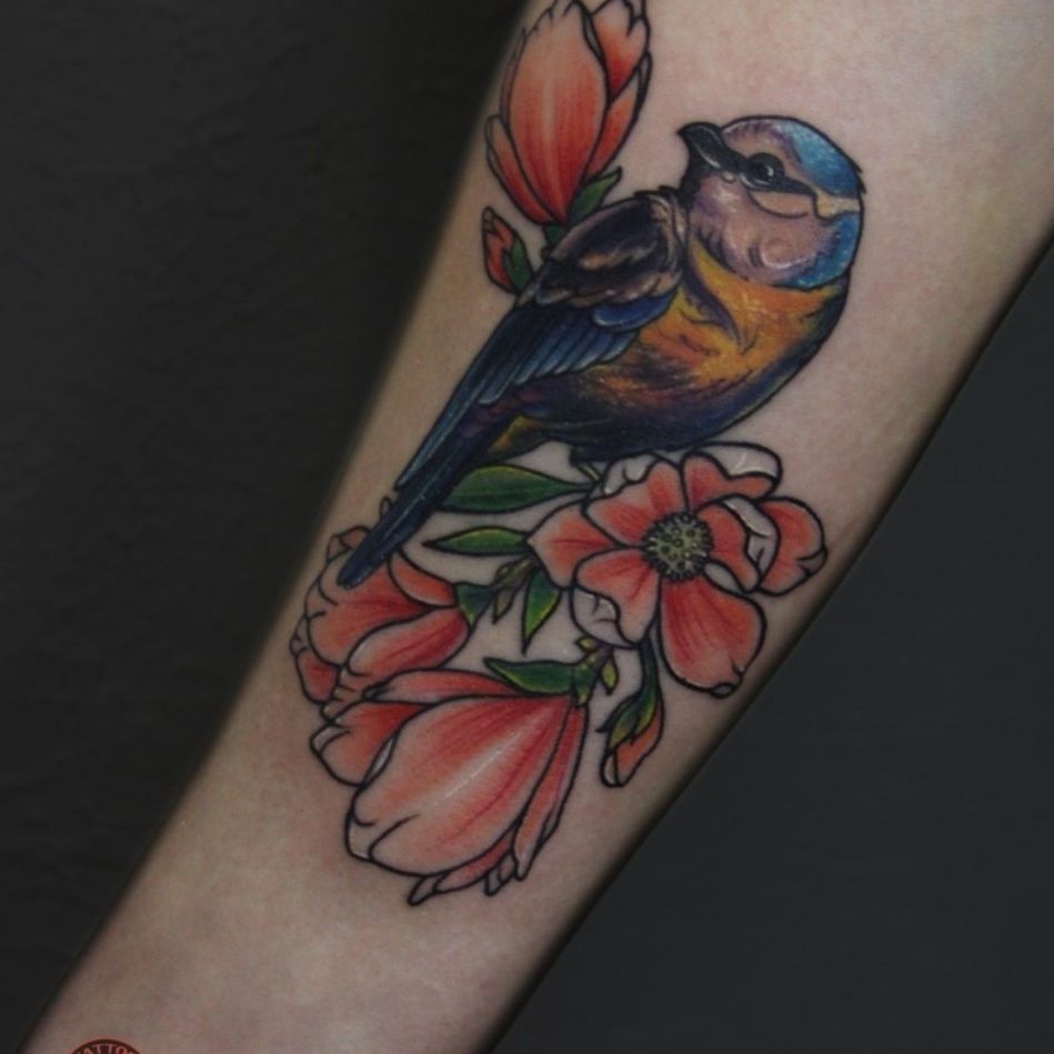 Tatuaje de pájaro de Olga Kaminskaya también conocido como Kaminskaya Tattoo #OlgaKaminskaya #Kaminskayatattoo #bird #neotraditional #feathers #flower #color #nature