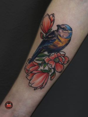 Bird tattoo by Olga Kaminskaya aka Kaminskaya Tattoo #OlgaKaminskaya #Kaminskayatattoo #bird #neotraditional #feathers #flower #color #nature
