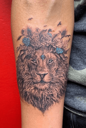 Lion with flowers by Chris. Instagram: @chrisjtattoo