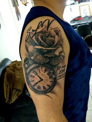 Un clásico rosa y reloj! 🧐✨ . . . #reloj #oldclock #rose #rosa #hourglasstattoo #tattoo #tats #tatau #tattooed #date #fecha #realistictattoo #realistic #classic #vintage #tattuagio #tattuagem #cordoba #cba #arg #argentina 