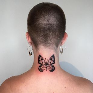Tatuaje de mariposa por Pied Poppy