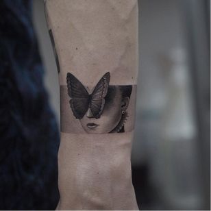 Tatuaje de mariposa por Jefree Naderali #JefreeNaderali #Tatuaje de mariposas #Tatuajes de mariposas #Mariposas # polillas #alas #insectos #naturaleza #realismo #realista #gris negro # dama #retrato # surrealista #brazo