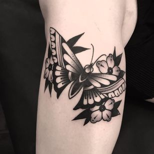 Tatuaje de mariposa por Derick Montez