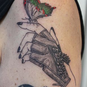 Tatuaje de mariposa por Meg Adamson