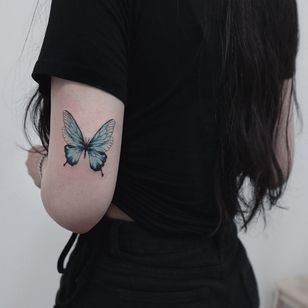 Tatuaje de mariposa por Ludy Tattoo