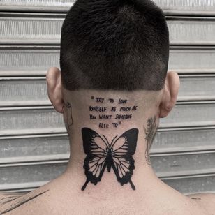 Tatuaje de mariposa por Ylitenzo #Ylitenzo #butterfly tattoo #butterfly tattoos #butterfly # moth #wings #insect #nature #blackwork #quote #neck