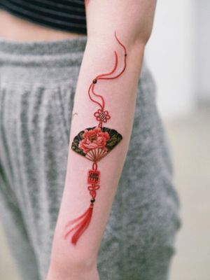 Red peony fan with her grandmother's protection charm#tattoo #norigaetattoo #fantattoo #peonytattoo #colortattoo #flowertattoo #tattooistsion