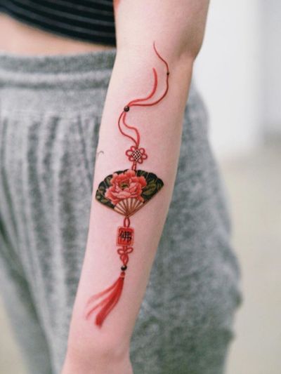Red peony fan with her grandmother's protection charm #tattoo #norigaetattoo #fantattoo #peonytattoo #colortattoo #flowertattoo #tattooistsion