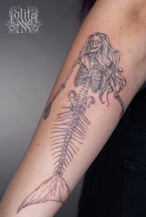 Para Fernanda. Gracias! 🧜🏼‍♀️💀Thank you Fernanda! 🧜🏼‍♀️💀Citas/Inquiries: www.lolitaink.com.......#lolitaink #singleneedle #fineline #tattooartistcostarica #singleneedlecostarica #mermaidtattoo #sanidermselfie #blackwork #tattoodo #costarica #fkironsxion #fkirons