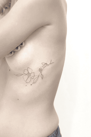 FLOWERb/g tattooVia Cairoli 30(1ºpiano)Livorno Xinfo:📞0586/1753076gianlucarondina@hotmail.it#drawing #tattooed #life  #tattooartist #sketch #top  #project #loveyourself #minimaltattoo #tattooflash #tattoomodel #flower  #botanical #art #instalike #surreal #women  #liner #DESIGNER #venice #instalove #tattooing  #minimalism #loveislove 
