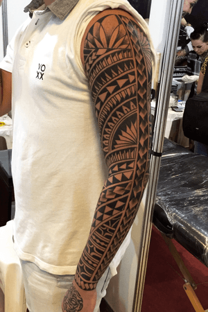 Trabalho no estilo maori, executado a freehand , foto totalmente cicatrizado , fechamento de braço. Whats: 27998455428