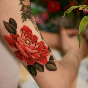 Red peony blooming on his arm#tattoo #norigaetattoo #fantattoo #peonytattoo #colortattoo #flowertattoo #tattooistsion