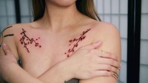 Plum blossoms on the collarbone #tattoo #norigaetattoo #fantattoo #peonytattoo #colortattoo #flowertattoo #tattooistsion