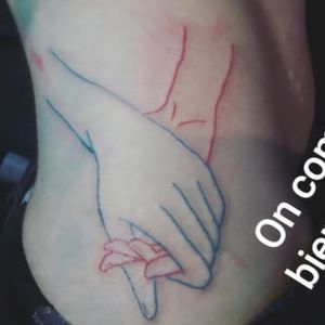 #hands #holdinghands #coloredtattoo #colorful #lines #sidetattoo #France #Paris #flashtattoo #flash #freshtattoo #fresh 