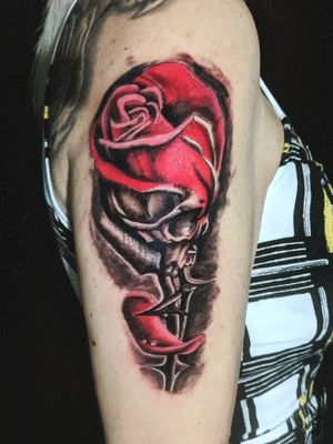 Tattoo da Úrsula#skulltattoo #skull #rose #rosetattoo #blackandgreytattoo #tattoocolors 