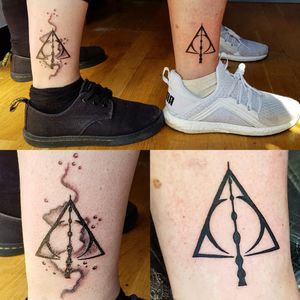 Almost Matching Harry Potter Deathly Hallows Tattoos#HarryPotterTattoo #HarryPotter #DeathlyHallows #DeathlyHallowsTattoo #FriendshipTattoos 