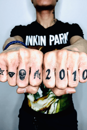 Blackwork tattoo on fingers