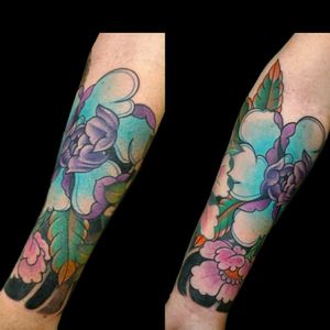 Tattoo de hoy.. freehand.. #tattoo #inked #ink #freehand #oriental #flor #flower #crisantelmo #orientaltattoo #sleeve #sleevetattoo #manoalzada #color #colorfull #black #tattoocomposition #luchotattoo #luchotattooer #pergamino #buenosaires 