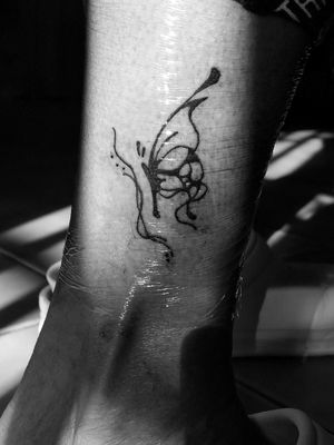 Tatuaje de mariposa por encima del tobillo derecho