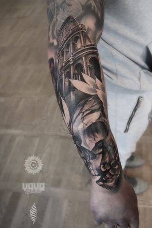 Into Roman History? Check this piece out Tattoo art by WANDAL #blackandgreytattoo #blackandgreyrealism #skulltattoo #skull #armtattoo #colosseum #londontattoos #londontattooartist #tattoolondon 
