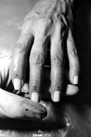 Tatuaje de puntos en los dedos
