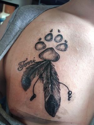 Bear paw with feathers 