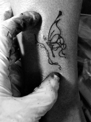 Tatuaje de mariposa por encima del tobillo derecho 