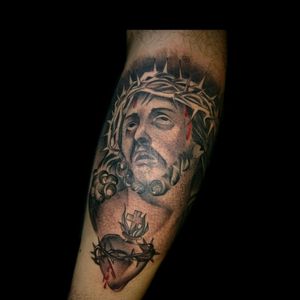 Tattoo de hoy, muy feliz con el resultado!! 🖤 #tattoo #inked #ink #jesus #corazondejesus #yisus #jesuscristo #blackandgreytattoo #blackworkers #grises #jesustattoo #religion #tattooreligion #tatuajesreligiosos #luchotattoo #luchotattooer #pergamino 