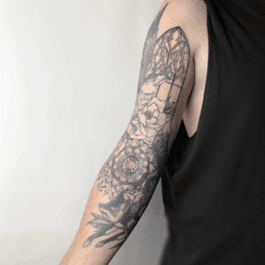 Sleeve fo Anton, custom desing. Most elements are healed. 