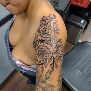 Some simple and clean Rose's I did on a faithful and loyal Customer. 🙏 add me on IG moreno_tattoos 