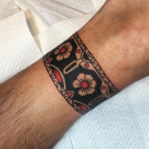 Tatuaje de pulsera por Joe Tartarotti #JoeTartarotti # pulsera # tatuaje de pulsera #band # pulsera # cinta #color #flower #flower #linework #dots #decorations