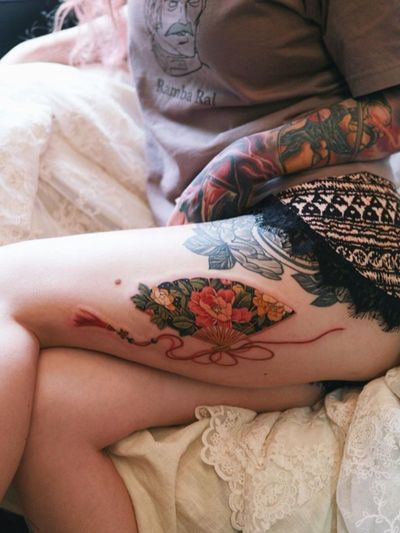 Peony fan of red strings flowing on her leg #tattoo #norigaetattoo #fantattoo #peonytattoo #colortattoo #flowertattoo #tattooistsion