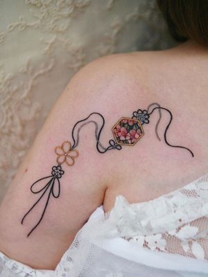 Black elegant norigae of cherry blossoms #tattoo #norigaetattoo #fantattoo #peonytattoo #colortattoo #flowertattoo #tattooistsion