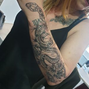 #snaketattoo #serpent #serpenttattoo #manchettetattoo #inkedgirl #snakeandrosetattoo #tattooartist #tatoueurfrancais #tattoostudio 