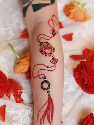Lotus pendant flowing on the arm with good luck knot #tattoo #norigaetattoo #fantattoo #peonytattoo #colortattoo #flowertattoo #tattooistsion
