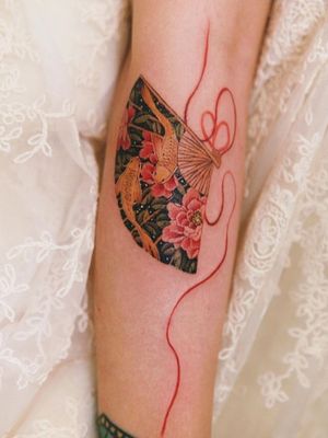 Red stringed fan with two koi fish and peony inside#tattoo #norigaetattoo #fantattoo #peonytattoo #colortattoo #flowertattoo #tattooistsion