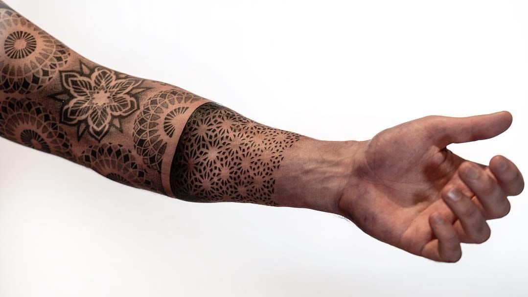 Geometric armband by Martynas Šnioka  Tatuajes chiquitos Tatuaje de una  banda Brazos tatuados