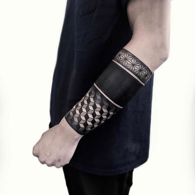 Arm band tattoo by Neeno #Neeno #armband #armbandtattoo #band #bracelet #bands #arm #blackwork #sacredgeometry #geometric #pattern #blackfill #arm
