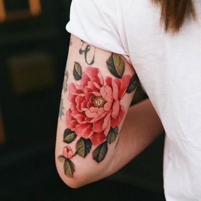 Red peony on the back of the arm #tattoo #norigaetattoo #fantattoo #peonytattoo #colortattoo #flowertattoo #tattooistsion