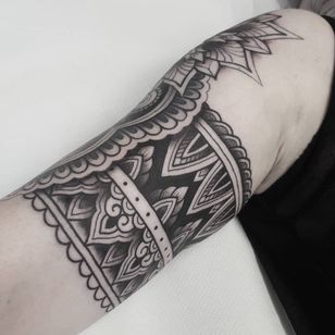 Tatuaje de pulsera por Nikko Tattoos #NikkoTattoos