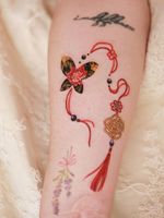 Rose norigae intertwined with butterfly and red strings #tattoo #norigaetattoo #fantattoo #peonytattoo #colortattoo #flowertattoo #tattooistsion