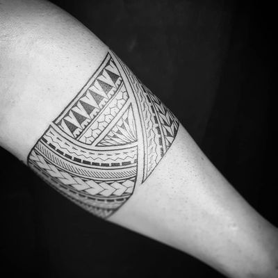 Arm band tattoo by Jordz Samoko #JordzSamoko #armband #armbandtattoo #band #bracelet #bands #arm #linework #tribal #pattern #shapes