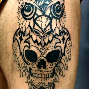 Owl Skull Tattoo em preto puro aplicada na coxa.